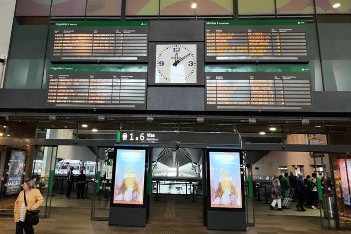 Archivo - Imágenes de los tableros de horarios de los trenes de la Estación de Santa Justa, en una imagen de archivo