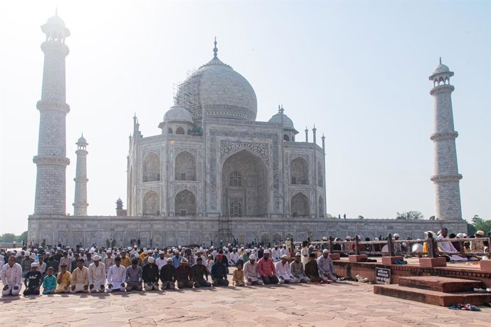 Archivo - June 7, 2025, Agra, Uttar Pradesh, India: Muslim devotees offer Eid al-Adha prayers at a mosque inside the Taj Mahal in Agra, India on June 7, 2025.