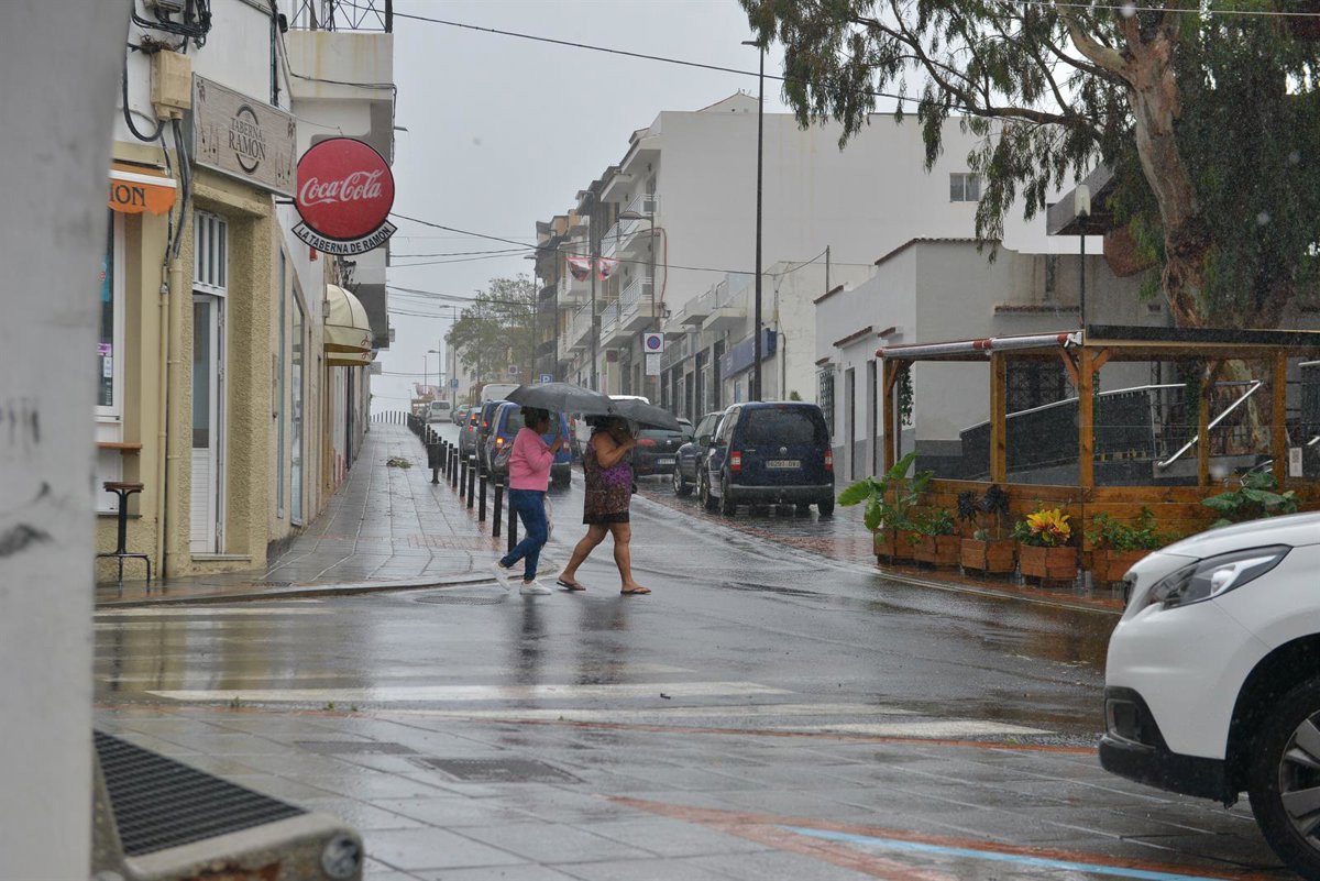 Calor, lluvia, tormentas, viento y oleaje activan hoy los avisos en 13 provincias