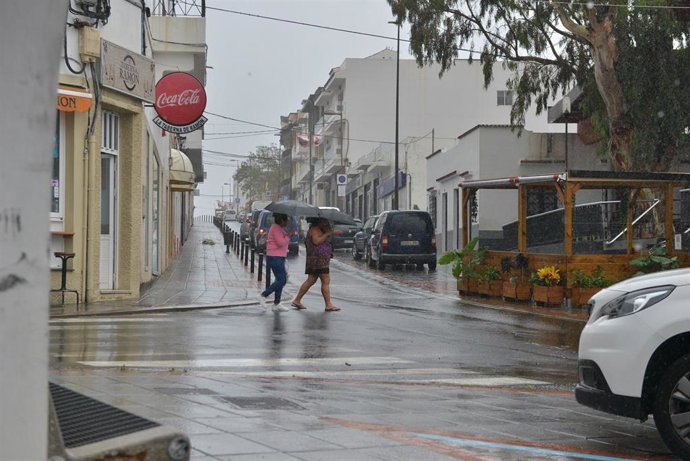 Archivo - Varias personas pasean bajo la lluvia, a 6 de junio de 2023, en Frontera, El Hierro, Santa Cruz de Tenerife, Canarias (España). 