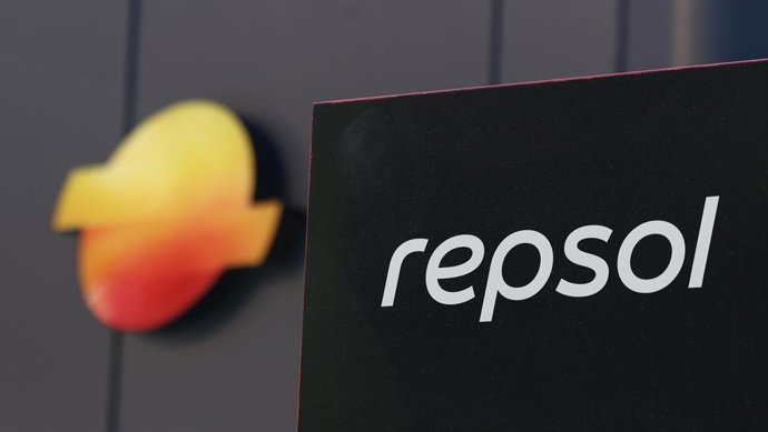 El nou logo i imatge de marca de Repsol, a 27 de juny de 2025, a Madrid (Espanya). 