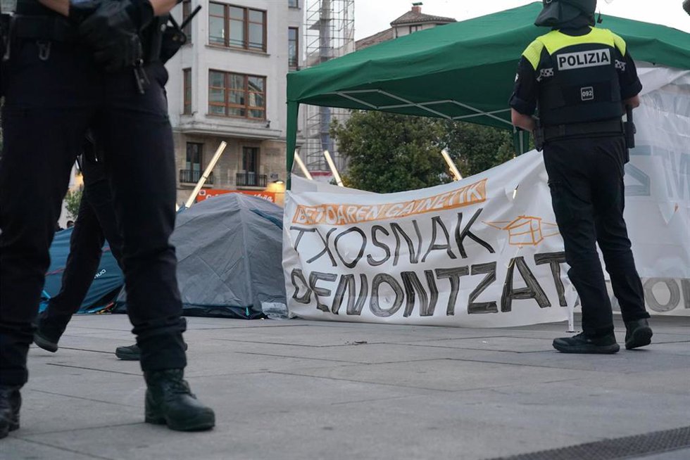 Intento de retirada de la acampada de GKS, en la plaza de la Virgen Blanca, a 23 de julio de 2025, en Vitoria-Gasteiz, Álava, País Vasco (España). 