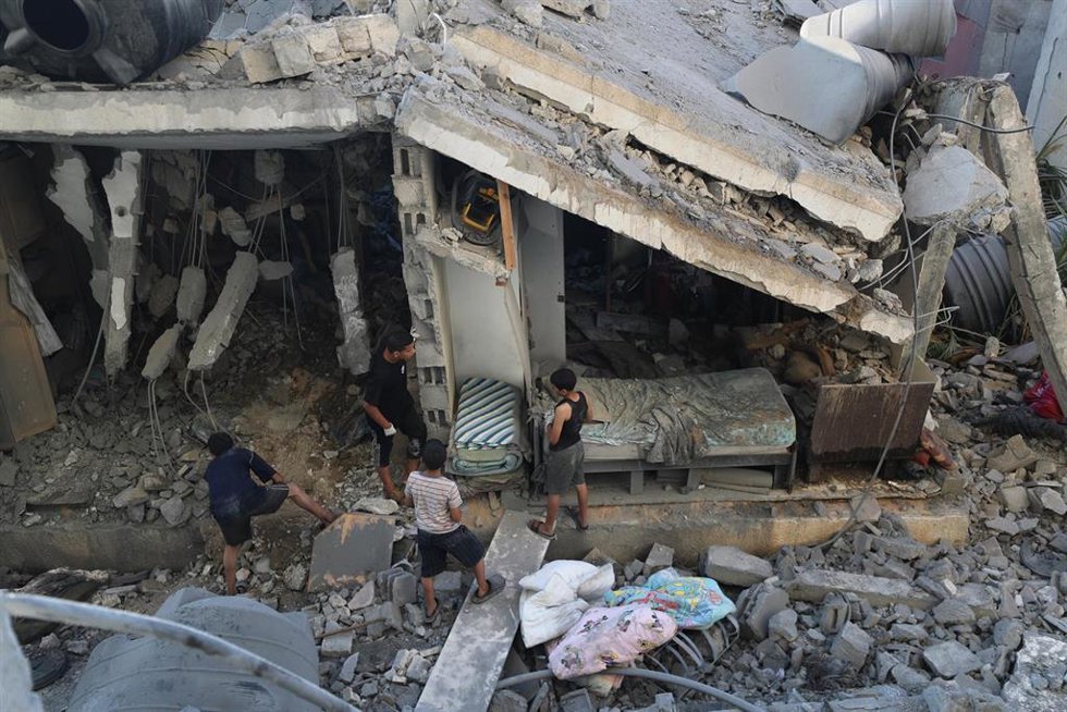 Palestinos en un edificio destruido por un bombardeo del Ejército de Israel contra la ciudad de Gaza, en el norte de la Franja de Gaza (archivo)