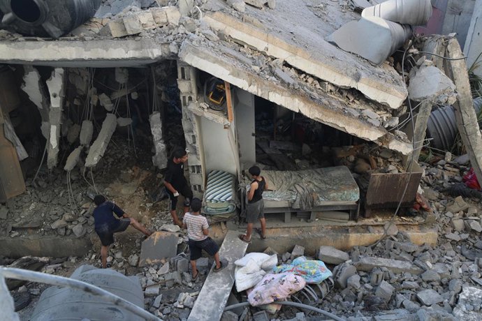 23 de julho de 2025, Territórios Palestinos, Gaza: Palestinos investigam a casa da família al-Shair no bairro de Tel al-Hawa, que foi fortemente danificada após um ataque aéreo israelense na Cidade de Gaza. Foto: Omar Ashtawy/APA Images via ZUMA Press Wir