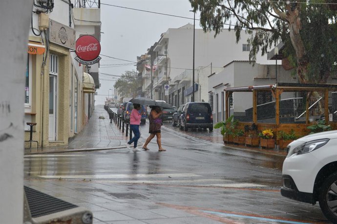Archivo - Varias personas pasean bajo la lluvia, a 6 de junio de 2023, en Frontera, El Hierro, Santa Cruz de Tenerife, Canarias (España). La Agencia Estatal de Meteorología (Aemet) ha alertado a una docena de provincias del norte peninsular y Canarias del