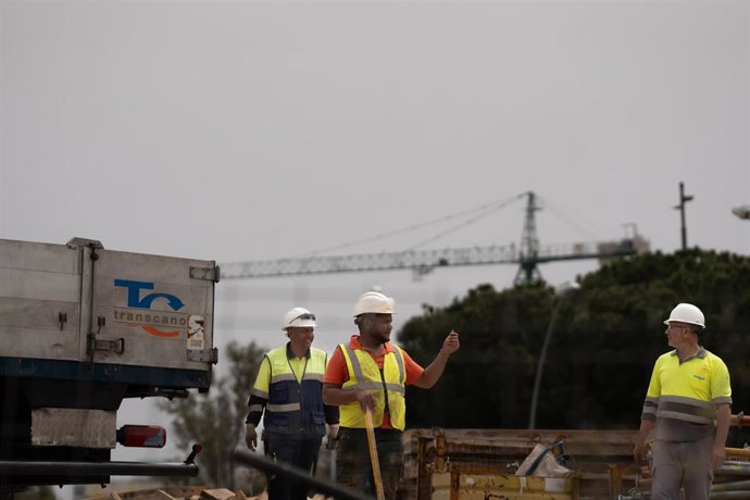 Archivo - Varios operarios trabajan en una zona en obras, en Barcelona, Catalunya (España). 