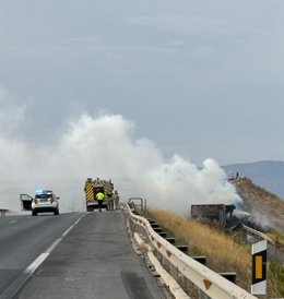 Herido el conductor de un camión al volcar en la A-30 en Molina de Segura