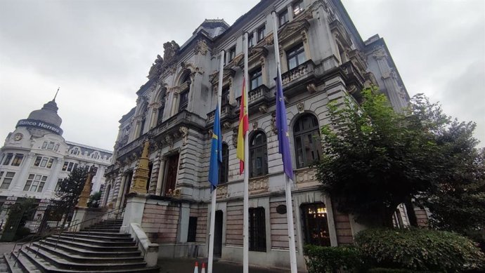 Las banderas de la JGPA ondean a media asta por el luto oficial por la muerte de Antonio Trevín.