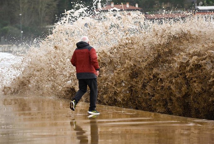 Archivo - Un hombre ve el oleaje