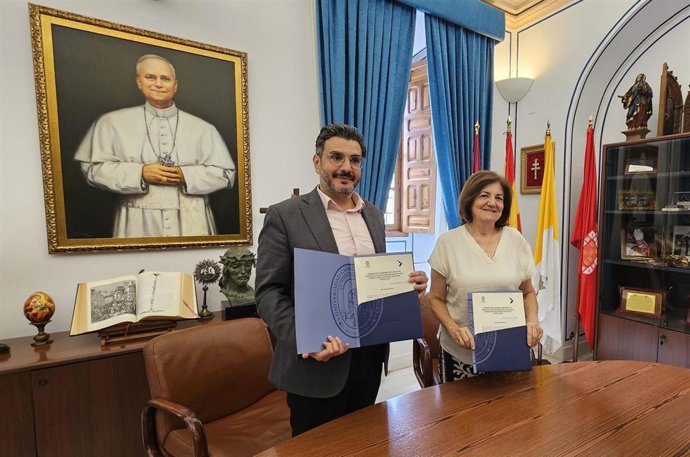 La presidenta de la UCAM, María Dolores García, y el director general de Altamayyuz Academy --institución educativa de Arabia Saudí--, Abdulaziz Al-Ghamdi, en la firma del acuerdo