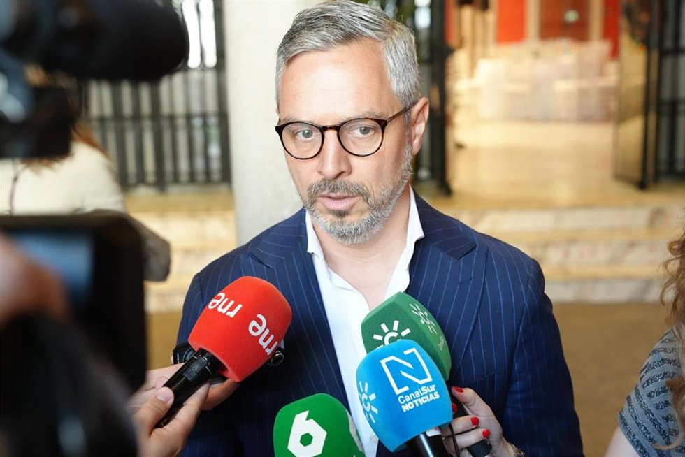Archivo - El diputado del PP Juan Bravo, atiende a los medios de comunicación, en los desayunos informativos de Europa Press Andalucía. A 23 de mayo de 2025, en Sevilla, (Andalucía, España). (Foto de archivo).