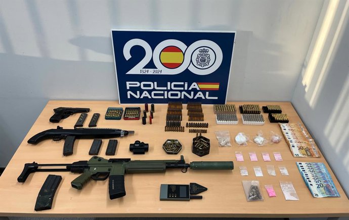 Archivo - Armas y drogas incautadas en los registros.