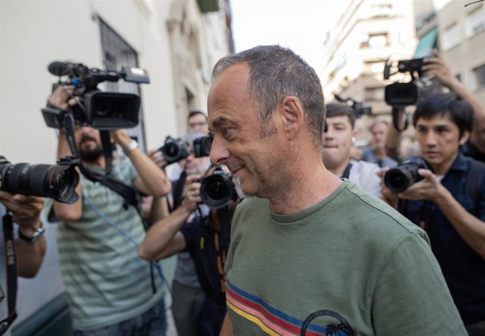 Francesco Arcuri, el excompañero de Juana Rivas, a su llegada al punto de encuentro familiar de Granada este pasado martes