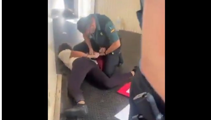 Vueling afirma que el desembarco de un grupo de jóvenes en Valencia fue para "priorizar la seguridad"