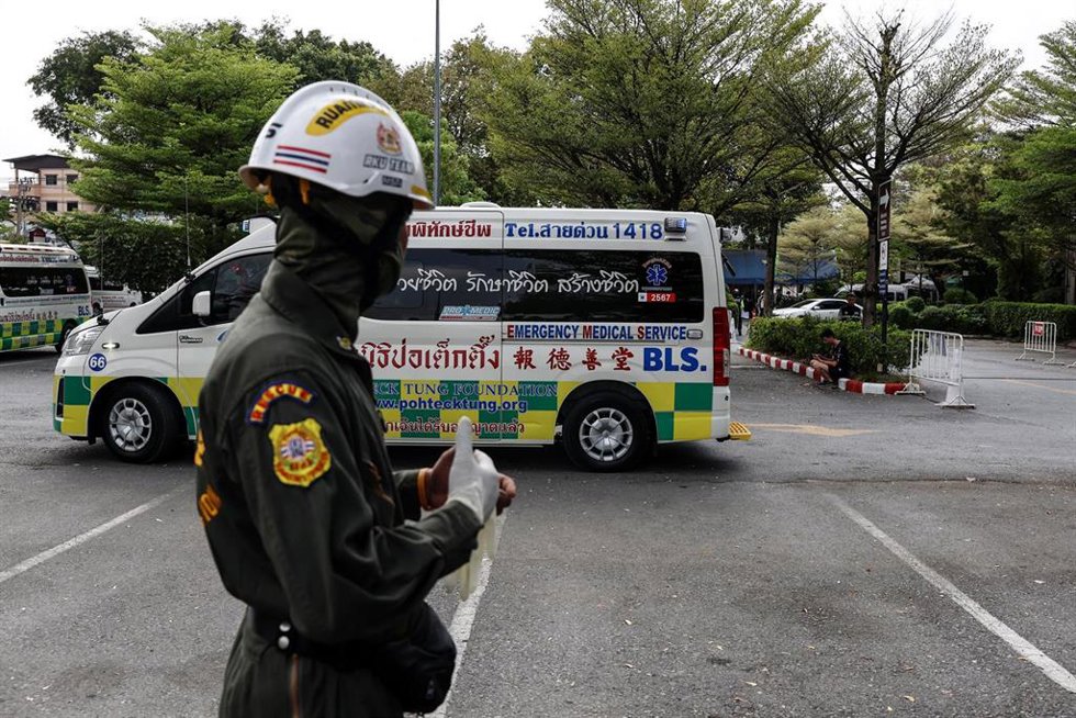 Archivo - Un policía de Tailandia cerca de una ambulancia durante unos ejercicios en la capital de Tailandia, Bangkok (archivo)