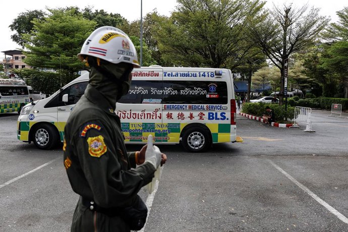 Archivo - March 8, 2024, Bangkok, Thailand: A police officer stands near an ambulance during a mass shooting training exercise at Asiatique The Riverfront shopping mall in Bangkok, Thailand, March 8, 2024. The mass shooting that occurred at Bangkok's Siam