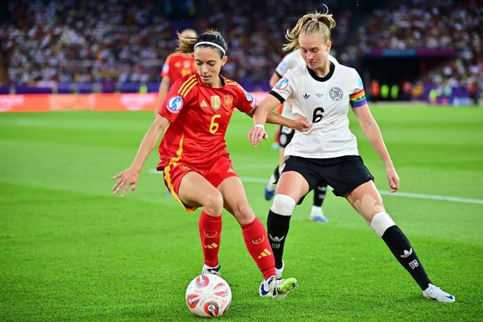 23 July 2025, Switzerland, Zurich: Spain's Aitana Bonmati (L) and Germany's Janina Minge battle for the ball during the UEFA Women's Euro 2025 semi-final soccer match between Germany and Spain at Letzigrund Stadium. Photo: Sebastian Christoph Gollnow/dpa