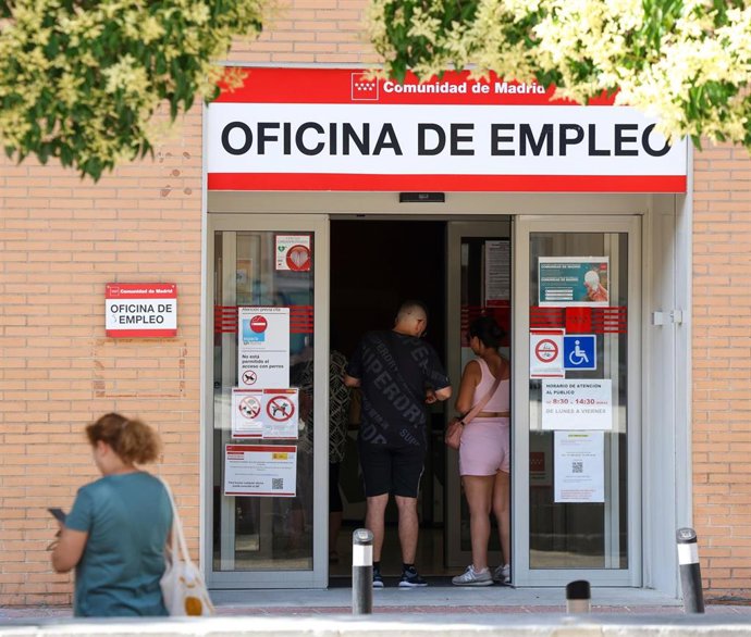 Varias personas entran a una oficina del SEPE, a 2 de julio de 2025, en Madrid (España).  El paro registrado en las oficinas de los servicios públicos de empleo bajó en 48.920 personas en junio en relación con el mes anterior (-2%) debido, sobre todo, al 