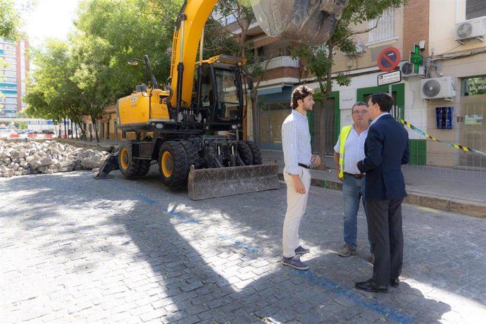 De la Rosa visita las obras de pavimentación de una de las calles de Bami.