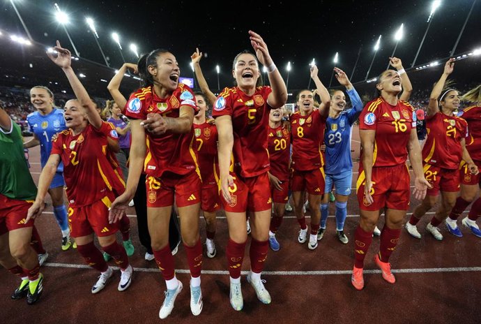 23 July 2025, Switzerland, Zurich: Spain players celebrate after winning the UEFA Women's Euro 2025 semi-final soccer match between Germany and Spain at Letzigrund Stadium. Photo: Nick Potts/PA Wire/dpa