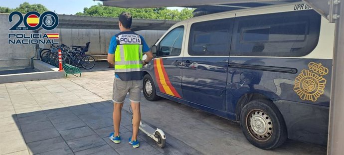 Detingudes dos persones per sostraure patinets elèctrics a Castelló