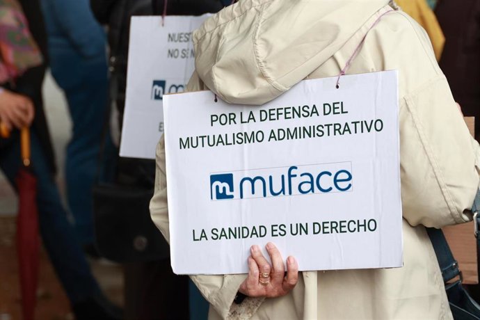 Archivo - Varios funcionarios se concentran ante la sede provincial de Muface. A 22 de enero de 2025, en Sevilla (Andalucía, España). 