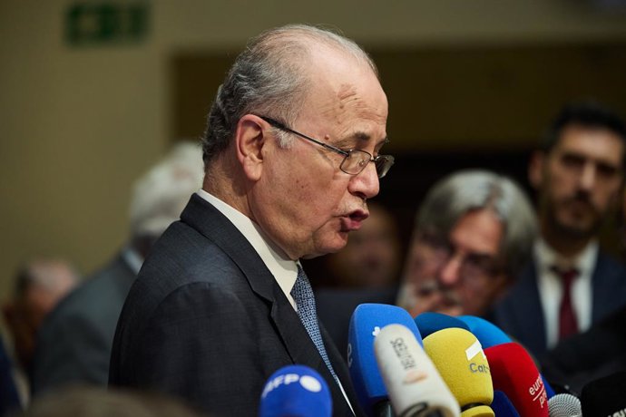 Archivo - El primer ministro y ministro de Asuntos Exteriores de la Autoridad Palestina, Mohamed Mustafa, atiende a los medios de comunicación durante la Reunión ministerial de Madrid+ por la implementación de la solución de los dos Estados, en el Ministe