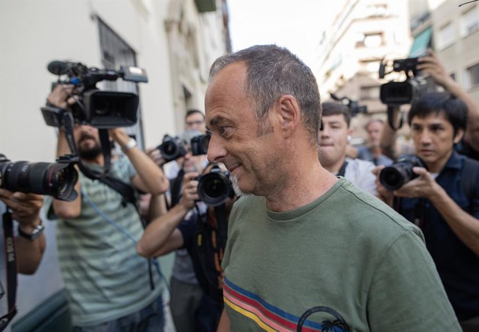 Francesco Arcuri, ex-parceiro de Juana Rivas, em sua chegada ao ponto de encontro da família. Em 22 de julho de 2025, em Granada (Andaluzia, Espanha). Francesco Arcuri, o pai dos dois filhos de Juana Rivas, chegou ao ponto de encontro da família acor