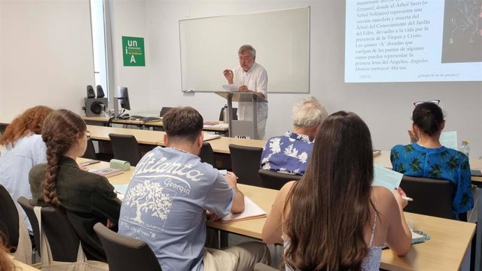 El filósofo, poeta y ecologista Jorge Riechmann, en el curso de verano 'Voces del Extremo: Visiones del paraíso', organizado por la Universidad Internacional de Andalucía (UNIA) en la sede de La Rábida (Huelva).
