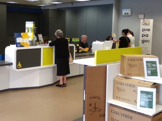 Usuarios en una oficina de Correos en la provincia de Almería.