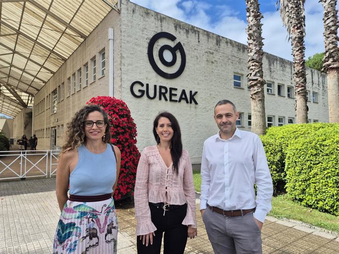 La presidenta de la Autoridad Territorial del Transporte de Gipuzkoa (ATTG), Azahara Domínguez, el director de Gureak Datapost, Gaizka Iriarte, y la directora de Marketing y Comunicación de Gureak, María Larraza