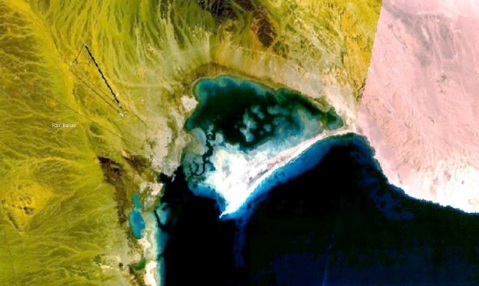 Imagem de satélite de Berenice, um antigo porto na costa do Mar Vermelho. Um pesquisador da KU diz que as novas informações sobre Berenice devem levar a um reexame da migração para o Vale do Nilo antes ou durante o Último Máximo Glacial.