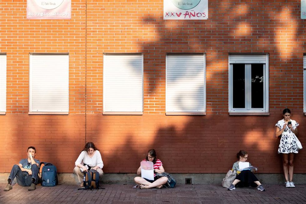 Archivo - Opositores repasan el temario antes de examinarse en el IES Pablo Neruda donde se ofertan 2.788 plazas en Educación Secundaria, a 17 de junio de 2023, en Leganés, Madrid (España).