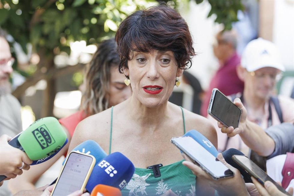 La ministra de Inclusión, Seguridad Social y Migraciones, Elma Saiz, atiende a los medios. 