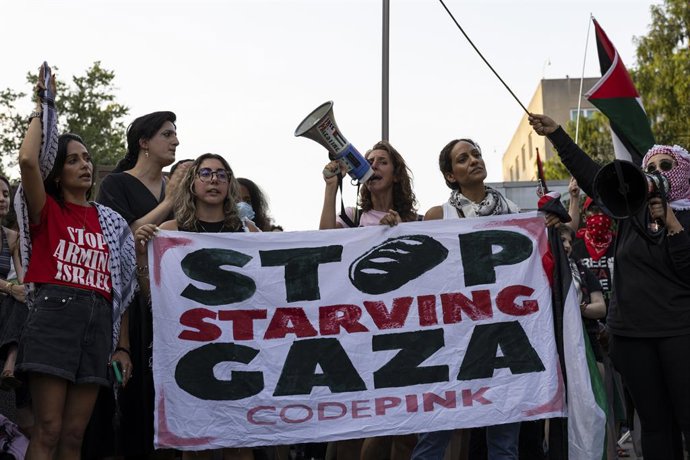 22 de julho de 2025, Washington, Distrito de Colúmbia, EUA: Manifestantes participam de uma manifestação "Stop Starving Gaza" (Pare de matar Gaza de fome) em frente ao Departamento de Estado dos EUA em Washington, D.C., em 22 de julho de 2025, pedindo o f