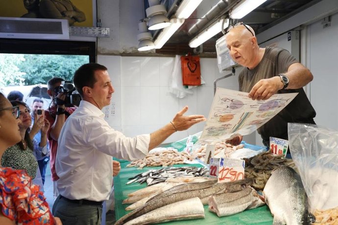 El presidente del Consell de Mallorca, Llorenç Galmés, en el mercado de Pere Garau