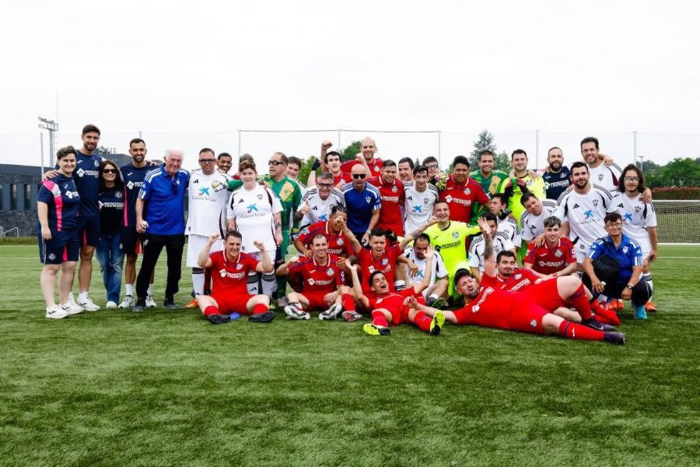 Archivo - Fundació Bara, Villarreal CF, Burgos CF y Málaga CF, campeones de la 7 temporada de LALIGA GENUINE Moeve.