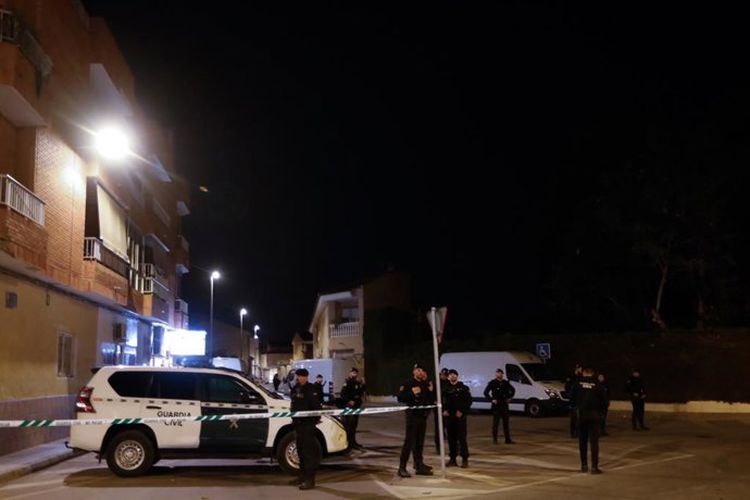 Agentes da Guardia Civil controlam o acesso durante uma manifestação não autorizada promovida por grupos de extrema direita nas redes sociais, em 15 de julho de 2025, em Torre Pacheco, Murcia (Espanha). Após o ataque a um homem idoso no último dia