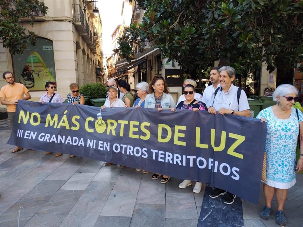 Concentración contra los cortes de luz en el distrito Norte de Granada en la Plaza del Carmen