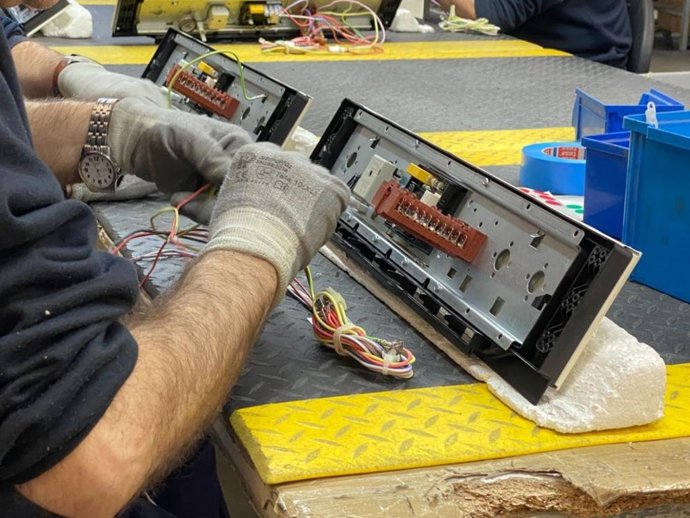 Archivo - Operario trabajando.