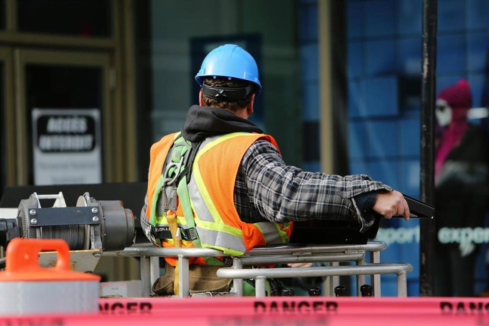 Archivo - Un trabajador equipado con los elementos correspondientes de protección de riesgos laborales.