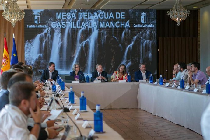 El presidente de Castilla-La Mancha, Emiliano García-Page, preside la Mesa del Agua.