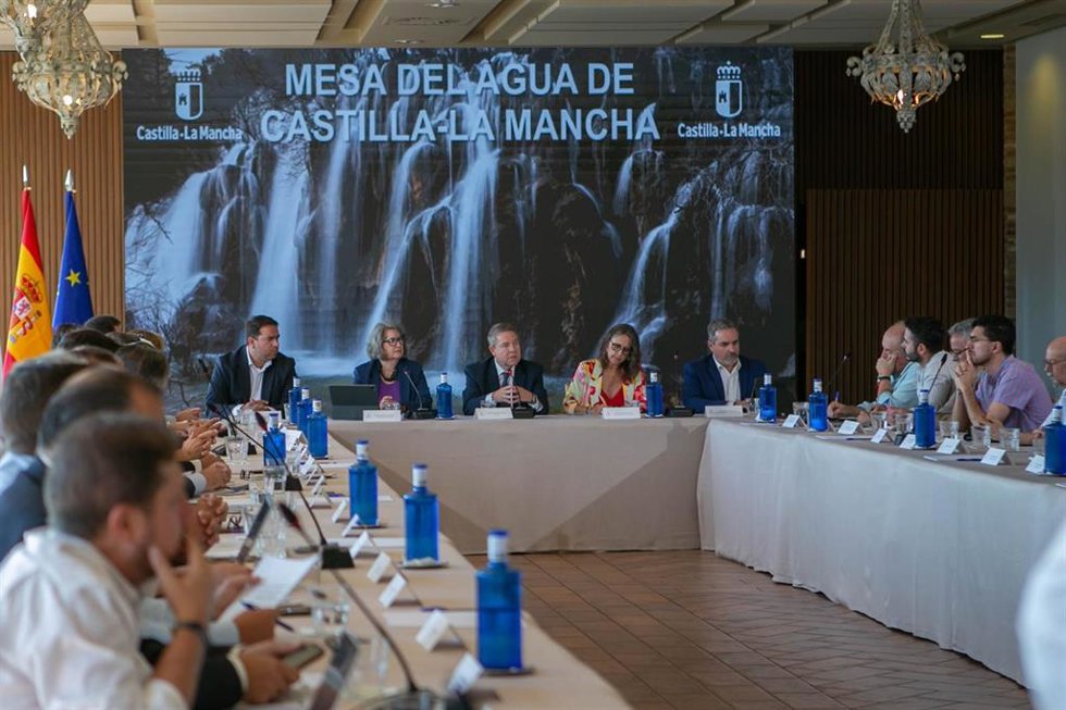 El presidente de Castilla-La Mancha, Emiliano García-Page, preside la Mesa del Agua.