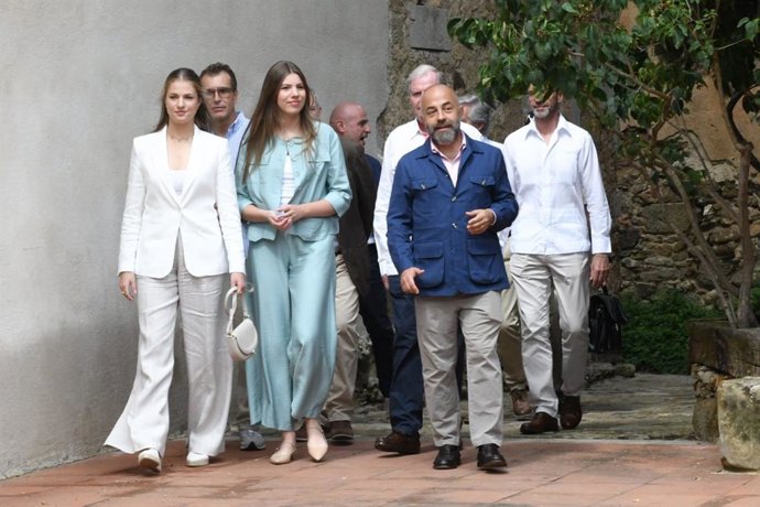 La Princesa Leonor y la infanta Sofía llegan a Sant Martí Vell (Girona) para conocer el legado de Elsa Peretti .