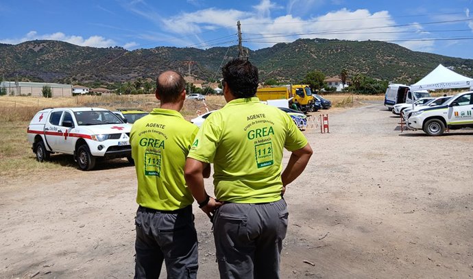 Agentes do GREA no incêndio florestal em Córdoba.