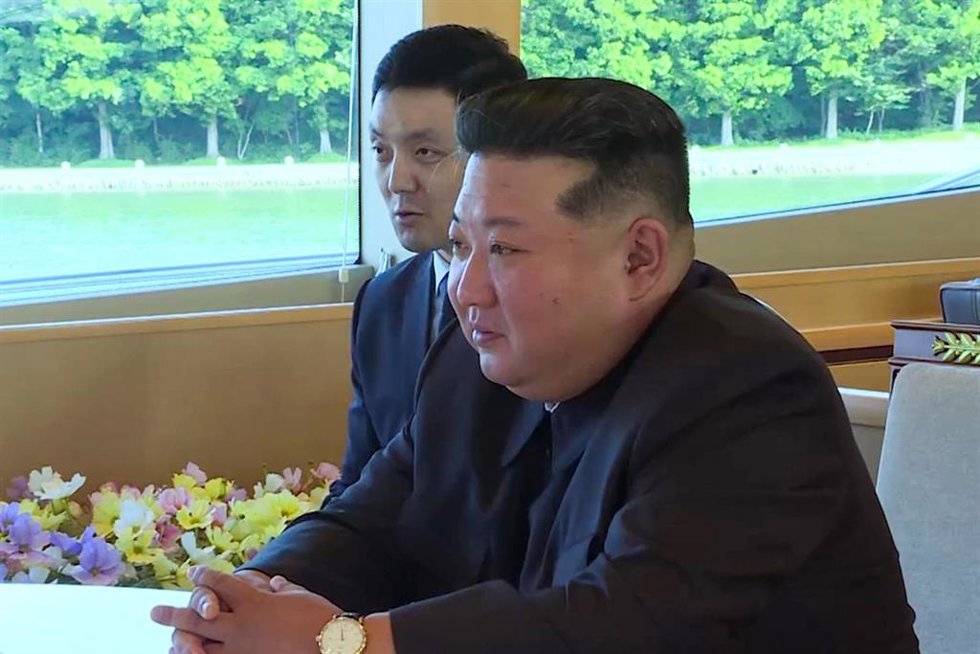 El líder de Corea del Norte, Kim Jong Un, durante una reunión con el ministro de Exteriores de Rusia, Sergei Lavrov, en la ciudad norcoreana de Wonsan (archivo)