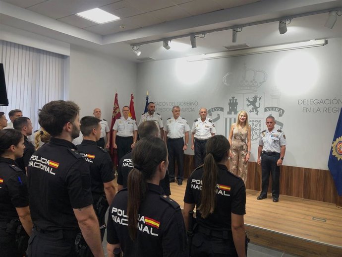 La delegada del Gobierno, Mariola Guevara, acompañada del jefe Superior de Policía, Ignacio del Olmo, ha recibido a estos nuevos agentes en prácticas de Policía Nacional que se incorporan a la plantilla de la Jefatura Superior en la Región de Murcia