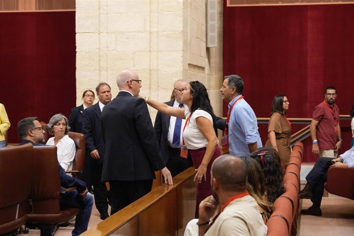 Momento en el que padres de alumnos del CEIP El Colorado se marchan al grito de "qué vergüenza".