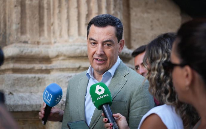 El presidente de la Junta de Andalucía, Juanma Moreno, atiende a los medios en el Parlamento andaluz.