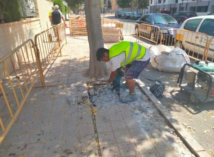 Mantenimiento de aceras en Alicante, en una imagen de archivo